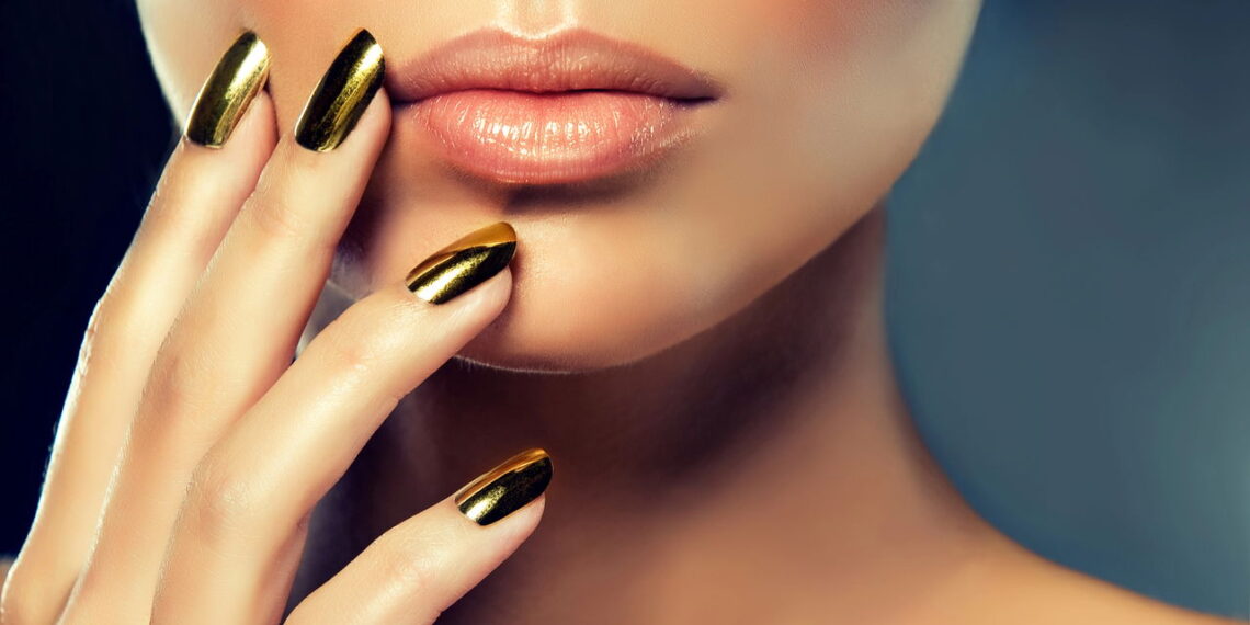 Poder e glamour nas mãos! Descubra as melhores ideias de unhas douradas