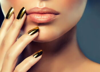 Poder e glamour nas mãos! Descubra as melhores ideias de unhas douradas
