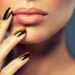 Poder e glamour nas mãos! Descubra as melhores ideias de unhas douradas