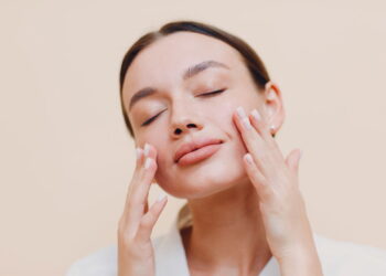 Exercícios faciais que potencializam o skincare como nenhum outro