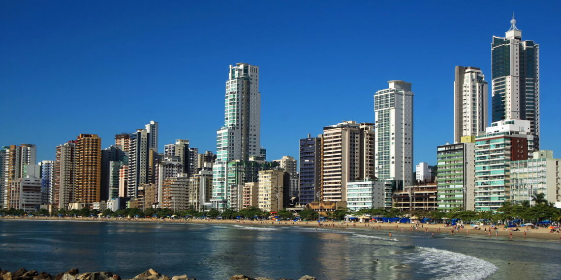 Cidade brasileira encanta gringos com suas praias e arranha-céus impressionantes