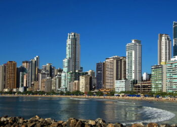 Cidade brasileira encanta gringos com suas praias e arranha-céus impressionantes