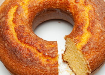 Receita de bolo de fubá sem glúten com textura leve por fora e cremosidade por dentro