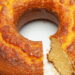Receita de bolo de fubá sem glúten com textura leve por fora e cremosidade por dentro