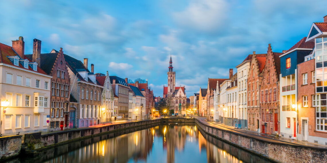 Cidade encanta novos visitantes com seu charme medieval e arquitetura bem preservada