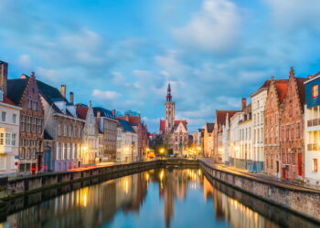 Cidade encanta novos visitantes com seu charme medieval e arquitetura bem preservada