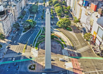Cidade tem uma atmosfera vibrante arquitetura marcante e vida cultural intensa