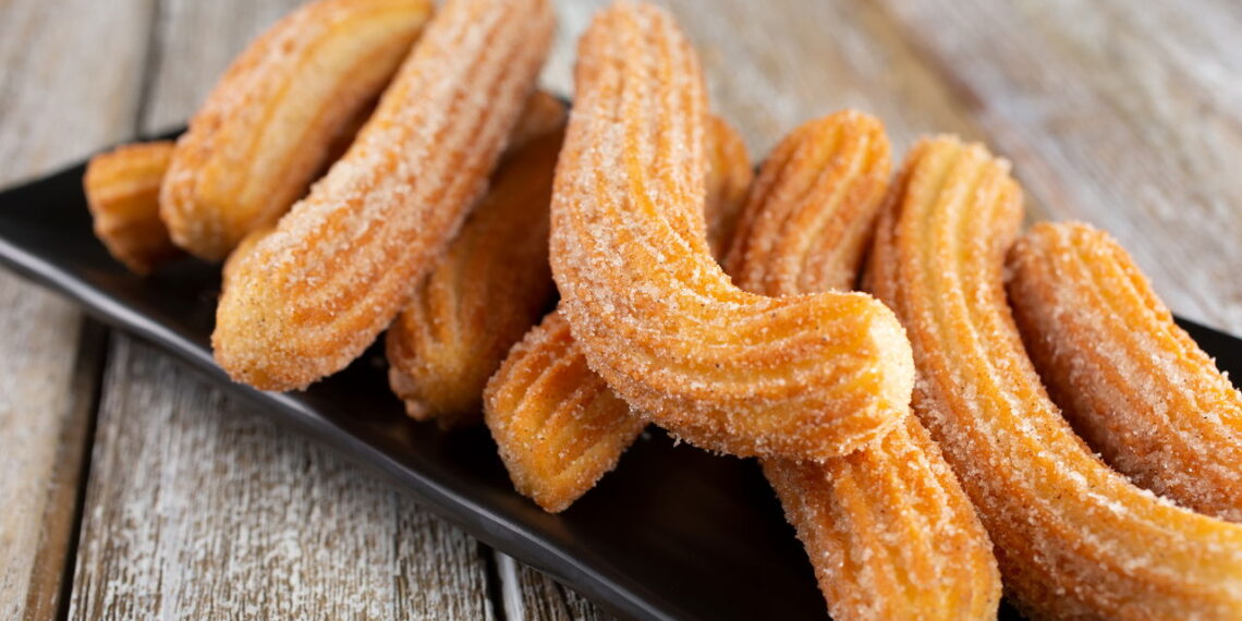 Receita para fazer churros caseiros cremosos e crocantes para alegrar sua família