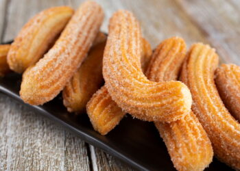 Receita para fazer churros caseiros cremosos e crocantes para alegrar sua família