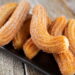 Receita para fazer churros caseiros cremosos e crocantes para alegrar sua família