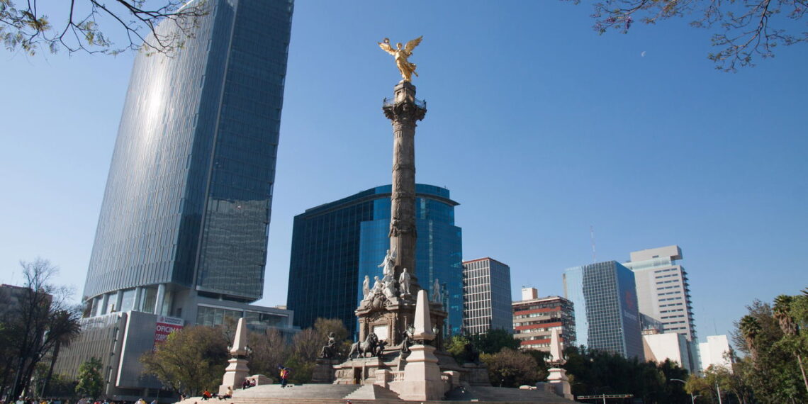 Cidade é uma das mais vibrantes e populosas do mundo agradando os turistas