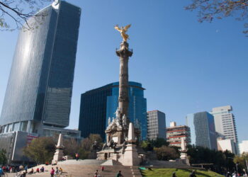 Cidade é uma das mais vibrantes e populosas do mundo agradando os turistas