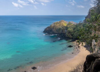 Cidade é reconhecido por suas paisagens naturais e pelo mar de águas cristalinas