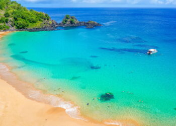 Essa cidade é mundialmente conhecida por suas paisagens naturais e praias cristalinas