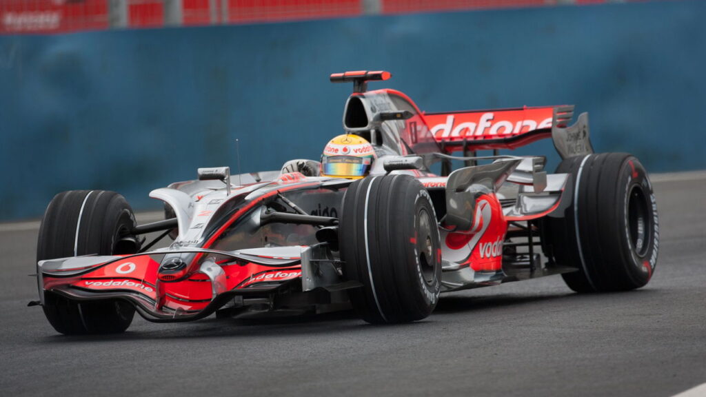 O que acontece quando um carro de rua enfrenta um F1?