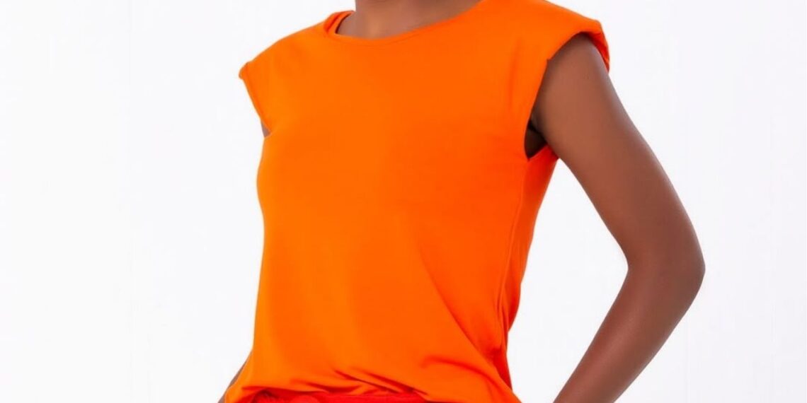 Camiseta velha virou tendência fashion com esse truque