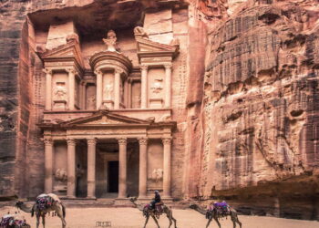 Cidade esculpida na pedra que continua encantando o mundo atraindo milhões de turistas