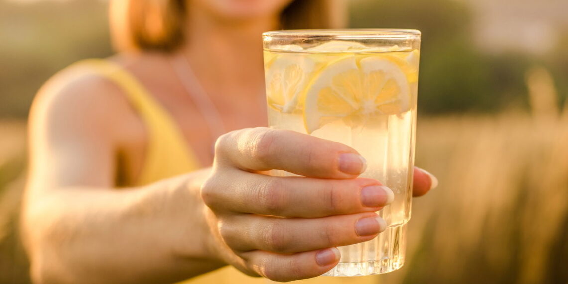 5 benefícios da água com limão que fazem diferença na sua saúde