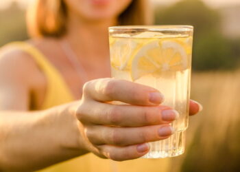 5 benefícios da água com limão que fazem diferença na sua saúde