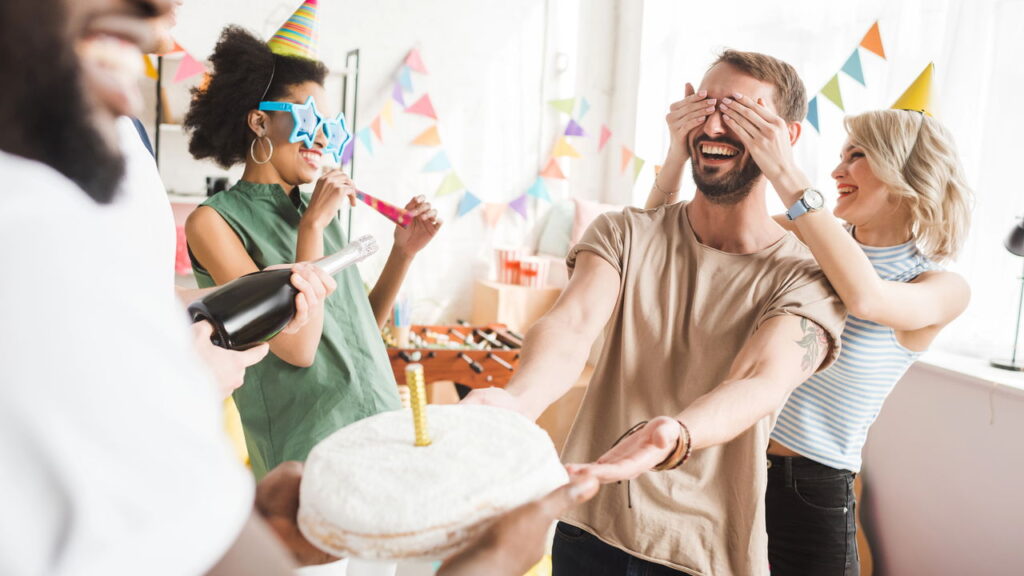 Pessoas sendo punidas por comemorar o aniversário?