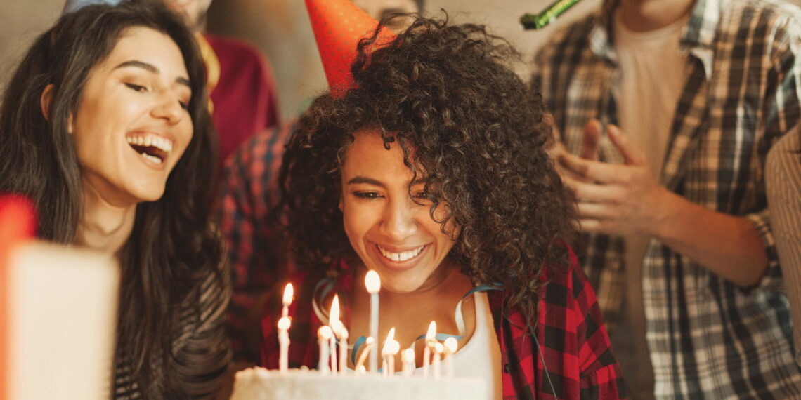 Pessoas sendo punidas por comemorar o aniversário?