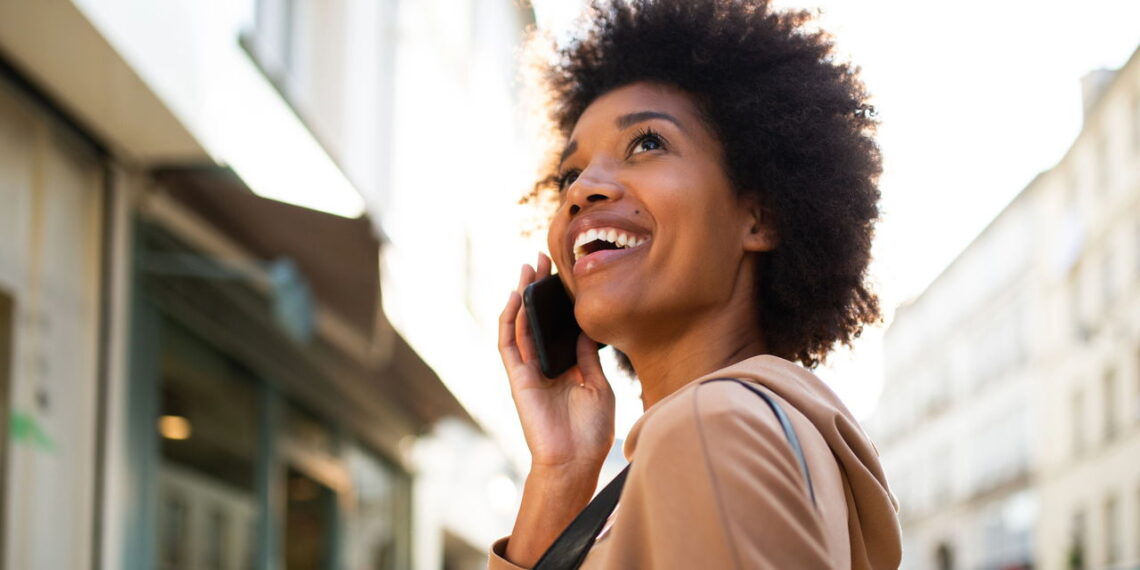 Por que dizemos “alô” ao atender o telefone?