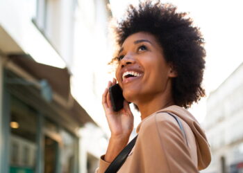 Por que dizemos “alô” ao atender o telefone?