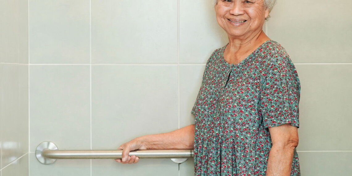 Quantos banhos por dia um idoso de mais de 65 anos deve tomar?