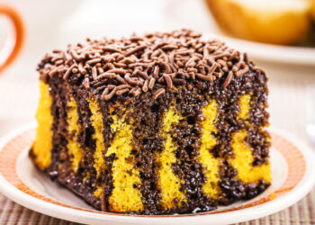 Receita de bolo de cenoura sem lactose cremoso para a tarde de domingo