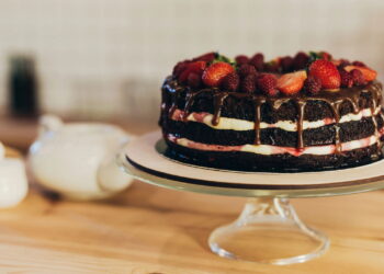 Receita de bolo de chocolate caseiro é perfeita para momentos em família
