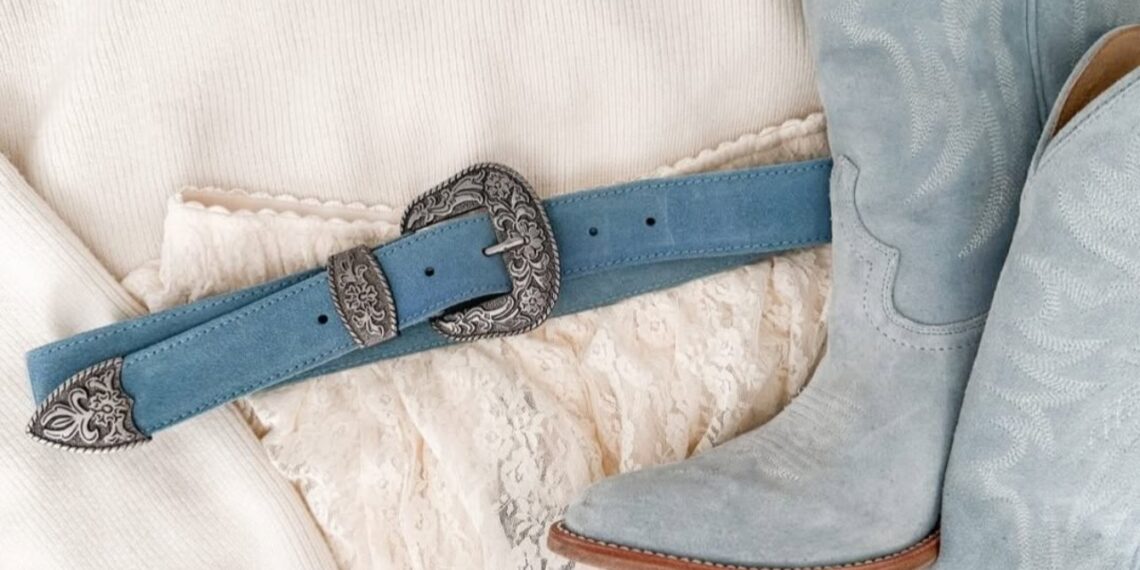 A bota jeans virou queridinha do momento e está em todo lugar
