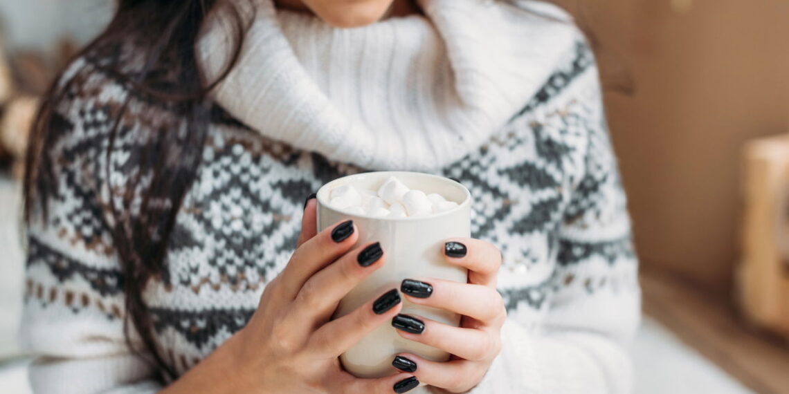 Receita de chocolate quente cremoso que vai virar sua bebida favorita neste inverno
