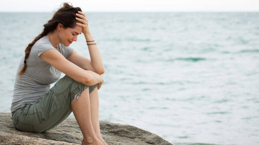 Chorar em sonho pode revelar algo profundo segundo a psicologia