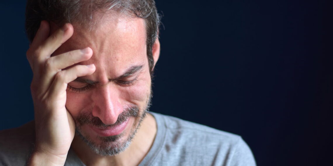 Chorar em sonho pode revelar algo profundo segundo a psicologia
