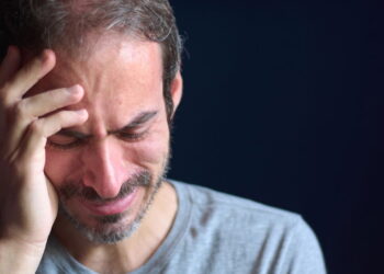 Chorar em sonho pode revelar algo profundo segundo a psicologia