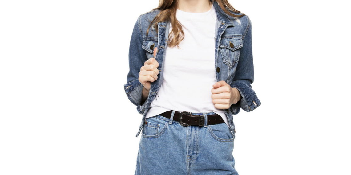Esse truque com cintos muda qualquer look simples