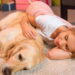 Seu pet dorme com você? A resposta pode impactar seu bem-estar