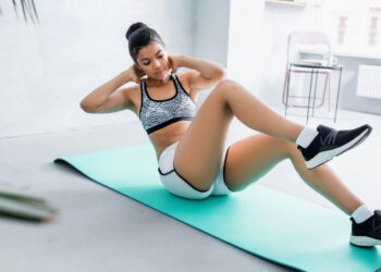 5 exercícios para afinar a cintura e definir o abdômen em casa