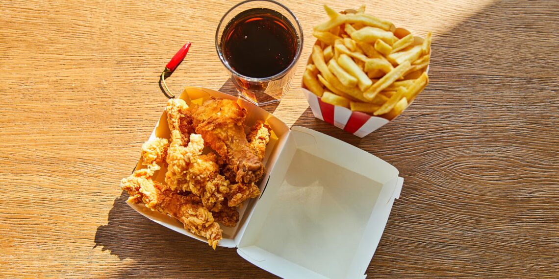 Rede de frango frito famosa entra em falência e fechará todas as suas lojas