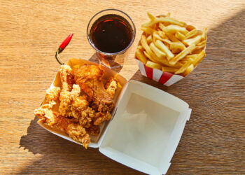 Rede de frango frito famosa entra em falência e fechará todas as suas lojas