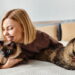 O que significa quando seu gato dorme sobre seu corpo