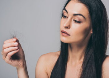 Você já sonhou com queda de cabelo? Saiba o que significa