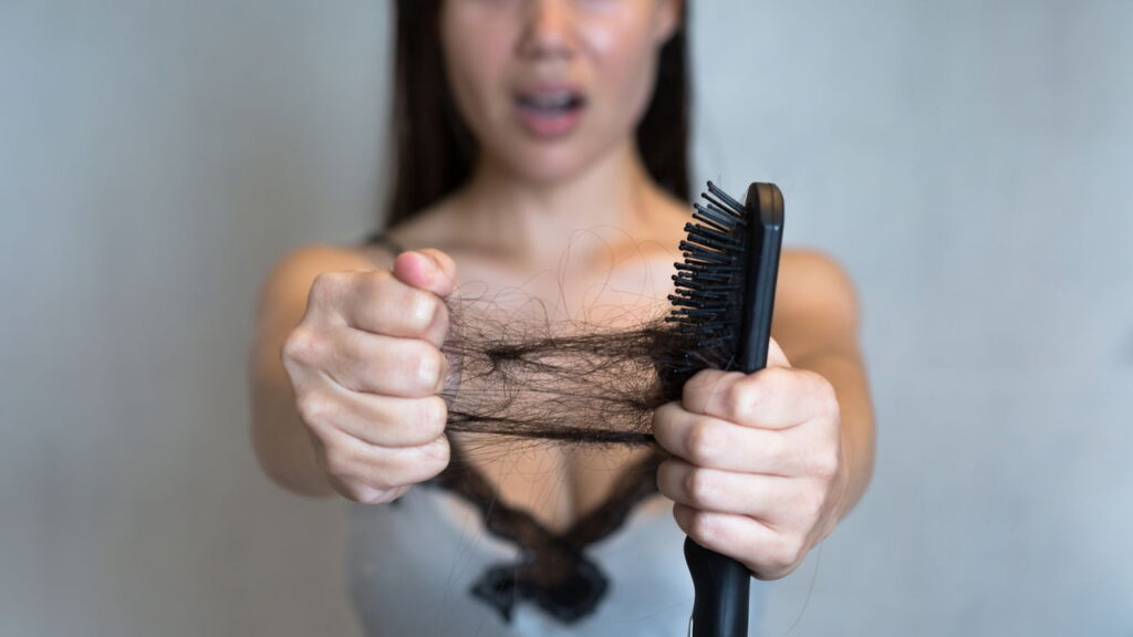 Você já sonhou com queda de cabelo? Saiba o que significa