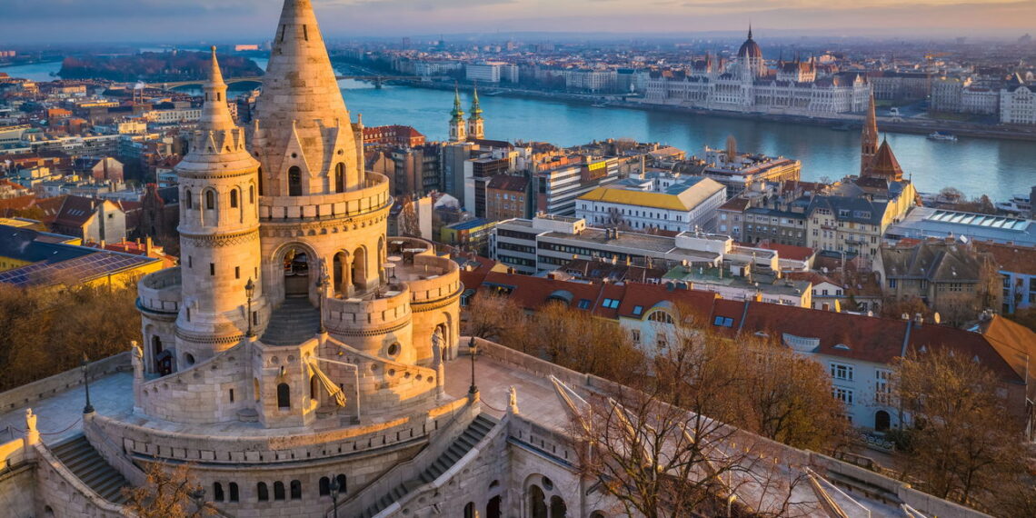 Guia completo para viajar por esse país europeu gastando pouco