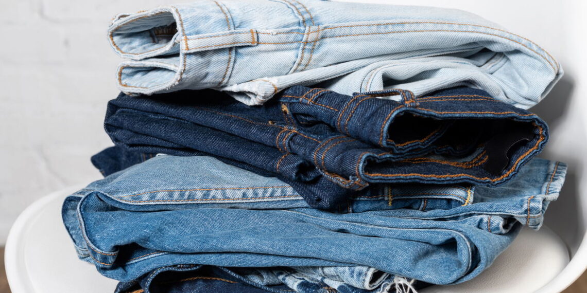 Jeans desfiado fácil de fazer com passos surpreendentes