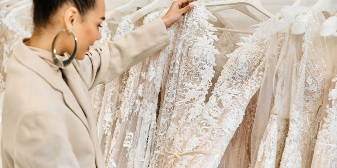 Maior rede de vestidos evita falência e mantém 195 lojas