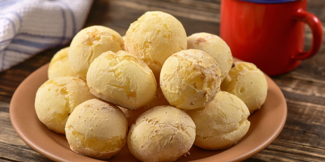 Receita de pão de queijo sem lactose cremoso que derrete na boca