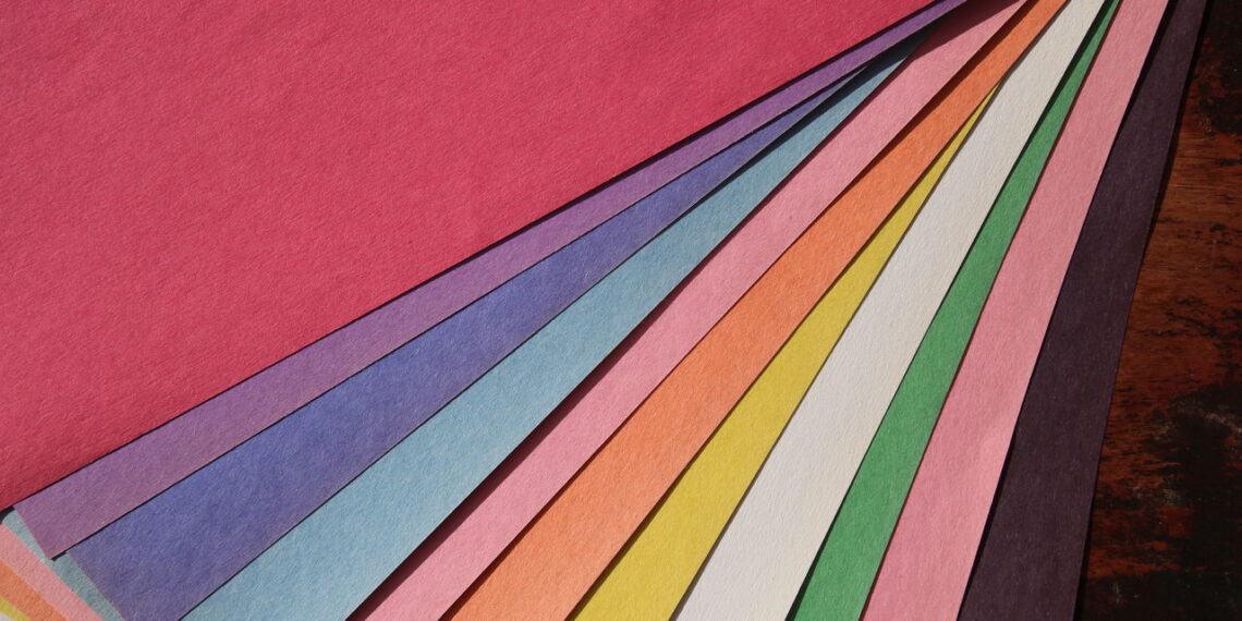 Papelão e papel colorido podem criar a festa mais linda da sua vida