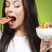 Os alimentos mais viciantes que afetam seu cérebro como drogas
