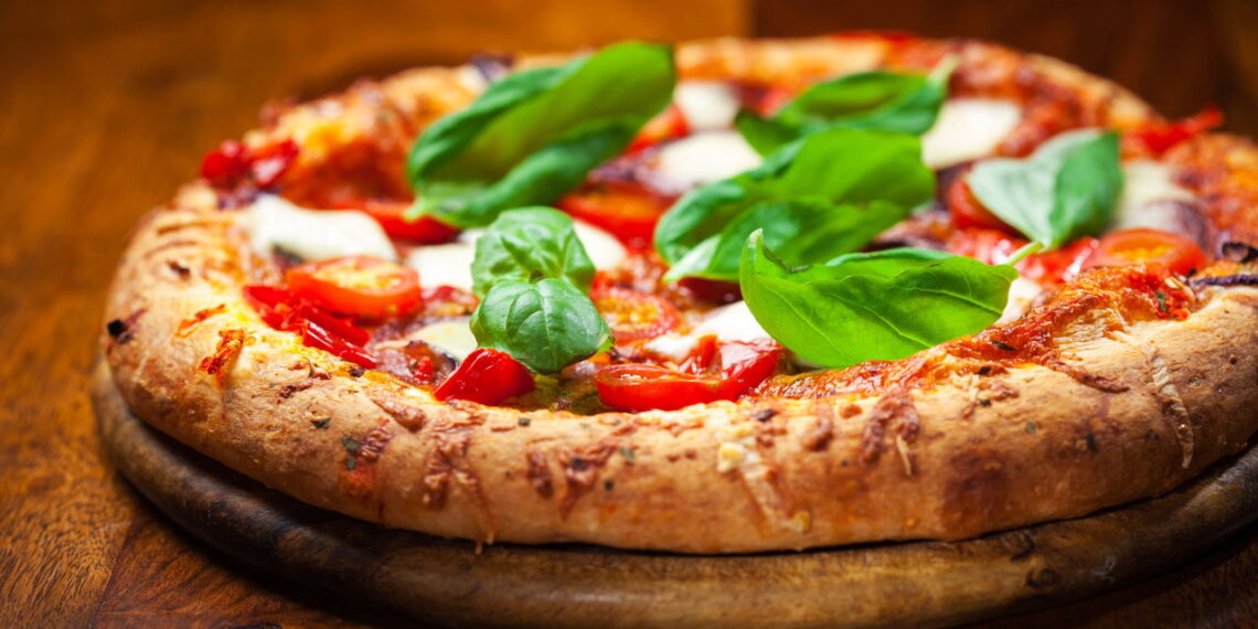 Receita de pizza cremosa e crocante sem glúten e lactose para qualquer momento do seu dia!